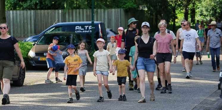 Foto: Avondvierdaagse Heeze afgesloten met warme slotdag