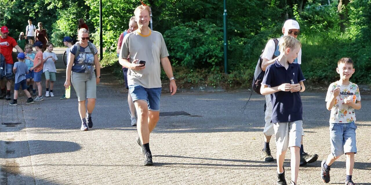 Foto: Avondvierdaagse Heeze afgesloten met warme slotdag