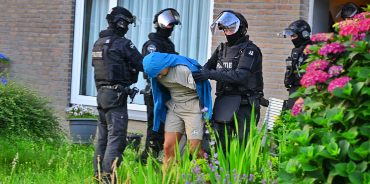 Foto: Arrestatieteam valt woningen binnen in Veldhoven: één man aangehouden