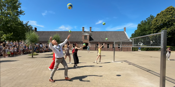 Foto: Nieuw volleybalnet basisschool Lambertus in Vessem feestelijk in gebruik genomen