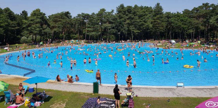 Foto: Openingstijden buitenbad De Wedert aangepast vanwege hitte