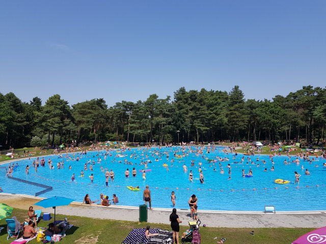 Foto: Burgemeester Valkenswaard reageert op aangepaste openingstijden buitenbad De Wedert vanwege hitte