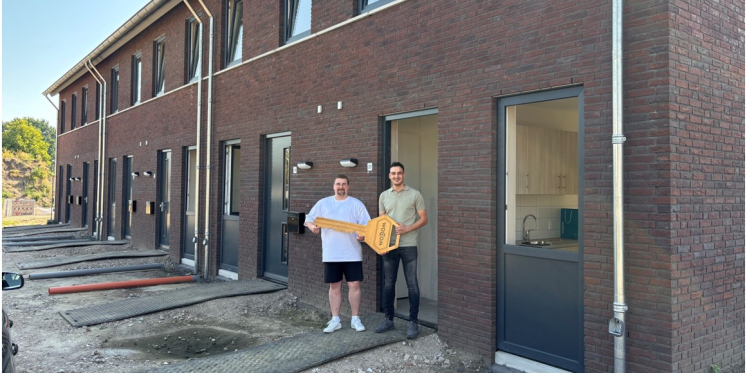 Foto: Eerste bewoners ontvangen sleutel van nieuwe woningen in Gastel