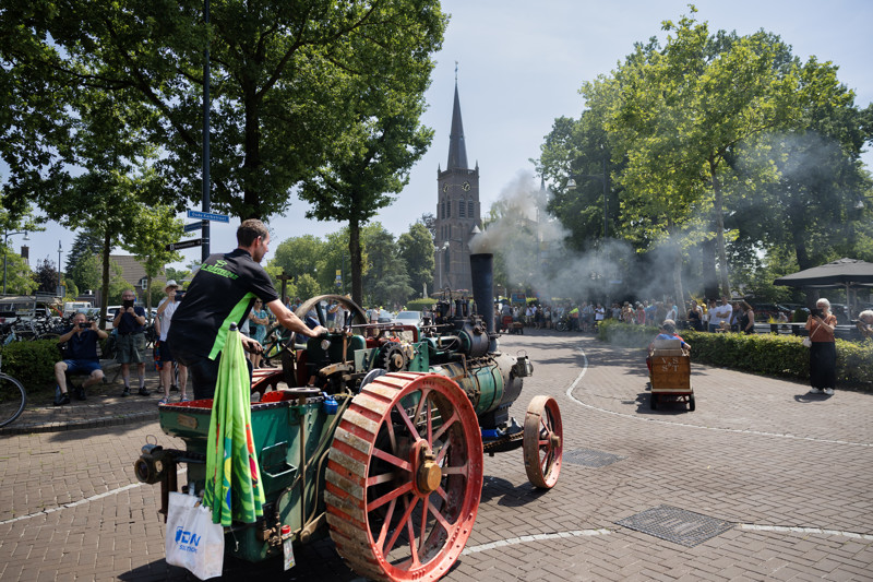 Foto: Tien stoomreuzen trekken door Veldhoven: jubileumparade ondanks tropische hitte