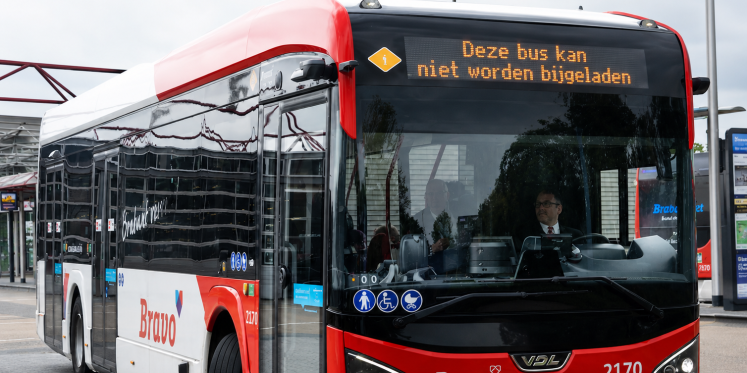 Foto: Hermes schrapt opnieuw vrijwel alle buslijnen door hitte: alleen luchthavenbus blijft rijden