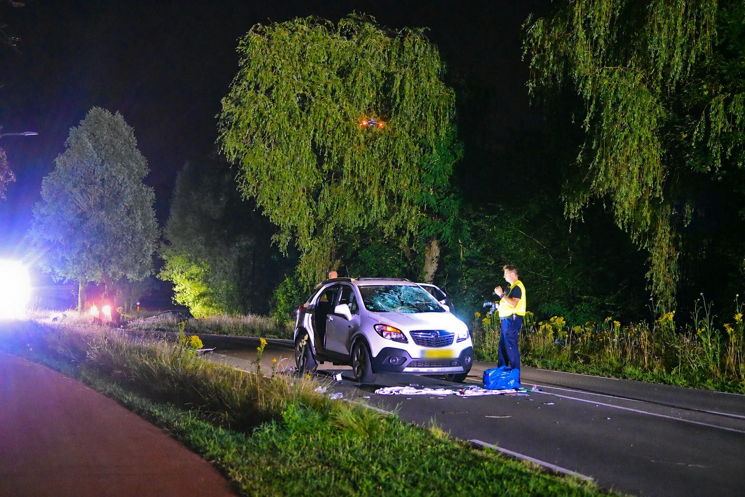 Foto: Ernstig ongeval op Tienendreef: omgevallen lantaarnpaal ramt voorruit van tegemoetkomende auto