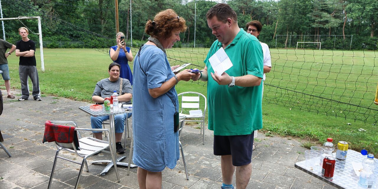 Foto: Gemeentelijke vrijwilligerspenning voor drie vrijwilligers van VVH