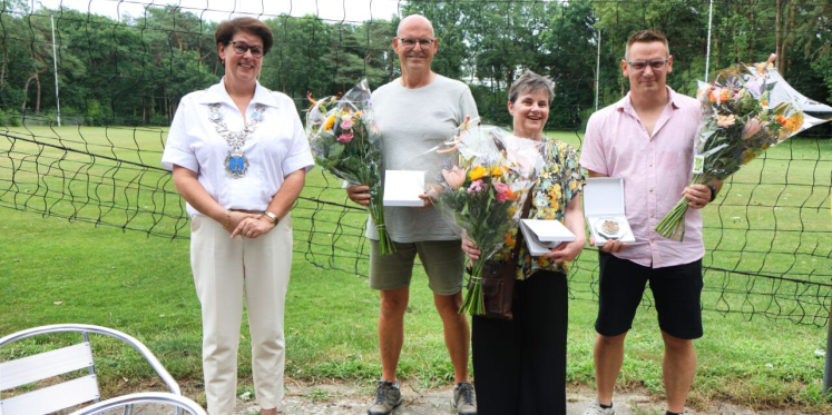 Foto: Gemeentelijke vrijwilligerspenning voor drie vrijwilligers van VVH