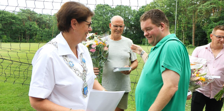 Foto: Gemeentelijke vrijwilligerspenning voor drie vrijwilligers van VVH