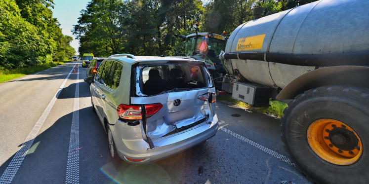 Foto: Tractor rijdt achterop file op N69 bij Valkenswaard, flinke verkeershinder