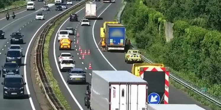 Foto: Half uur oponthoud op A67 richting Eindhoven door bergingswerkzaamheden