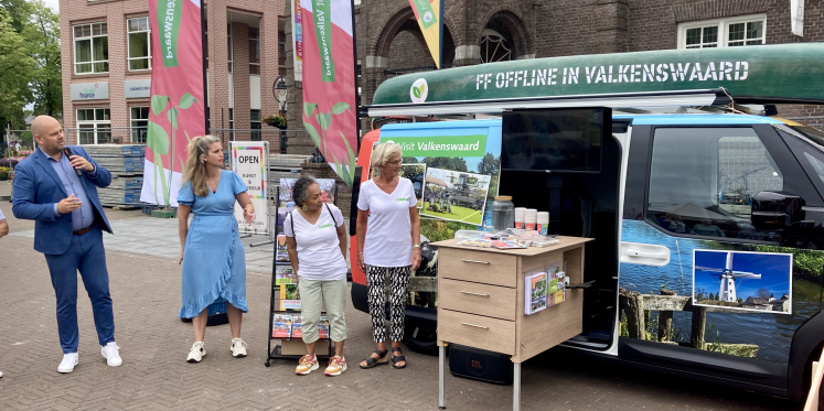 Foto: ‘Valkenswaard on Tour’-bus officieel in gebruik genomen: ‘Eigenlijk is het een rijdende ansichtkaart’