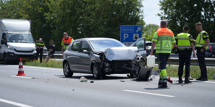 Foto: Ongeval met vier voertuigen op A2 bij Leende zorgt voor file