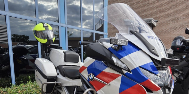 Foto: Politie pakt hardrijders aan op beruchte Diepveldenweg in Bergeijk