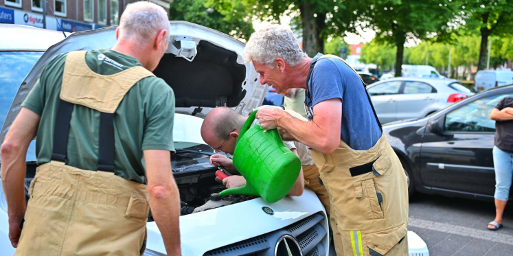 Foto: Brandweer haalt katje uit motorcompartiment auto