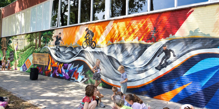 Foto: Leerlingen Dorenhagen maken buurt mooier met eigen graffiti-kunstwerk op Den Dries in Valkenswaard