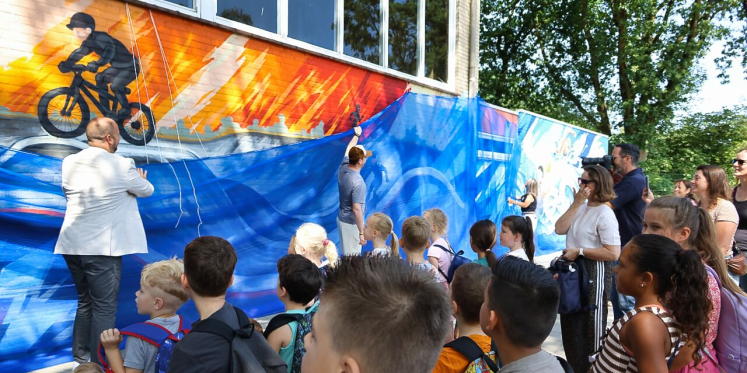 Foto: Leerlingen Dorenhagen maken buurt mooier met eigen graffiti-kunstwerk op Den Dries in Valkenswaard
