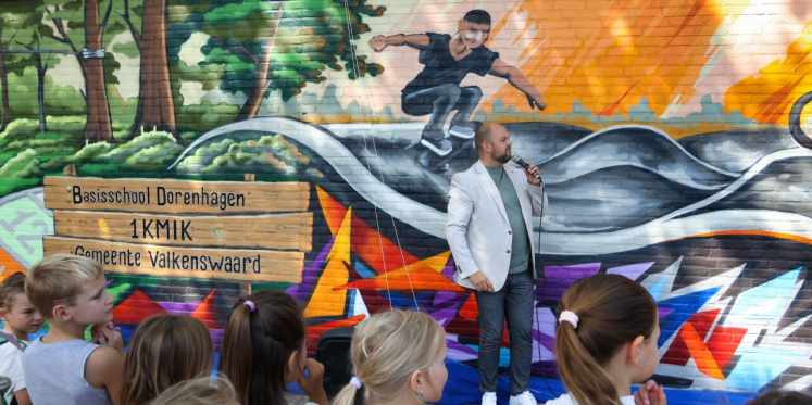 Foto: Leerlingen Dorenhagen maken buurt mooier met eigen graffiti-kunstwerk op Den Dries in Valkenswaard