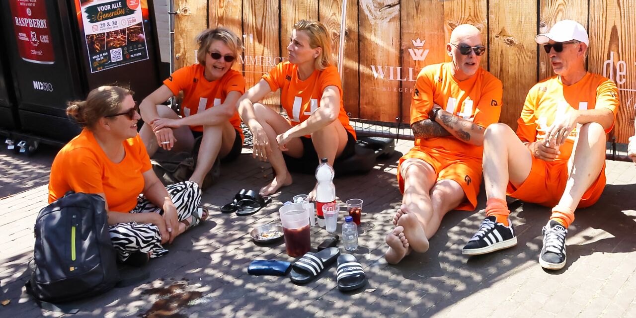Foto: Teams in het zand tijdens eerste toernooidag Beachvolleybal Valkenswaard