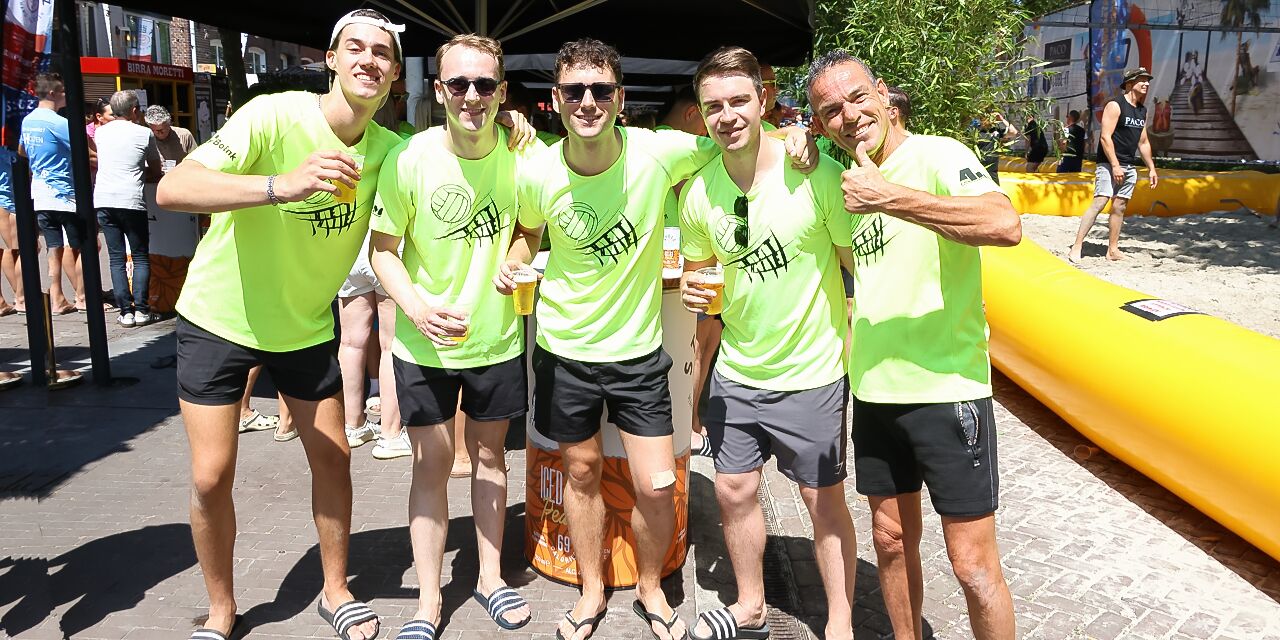 Foto: Teams in het zand tijdens eerste toernooidag Beachvolleybal Valkenswaard