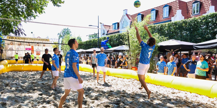Foto: Teams in het zand tijdens eerste toernooidag Beachvolleybal Valkenswaard