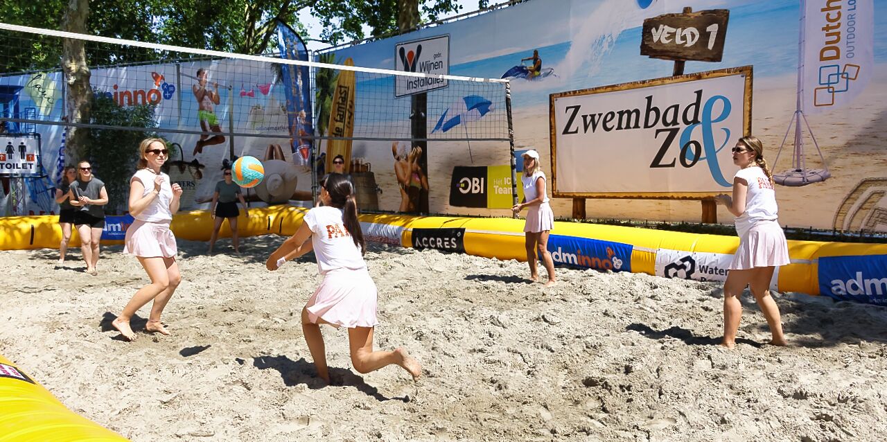 Foto: Teams in het zand tijdens eerste toernooidag Beachvolleybal Valkenswaard