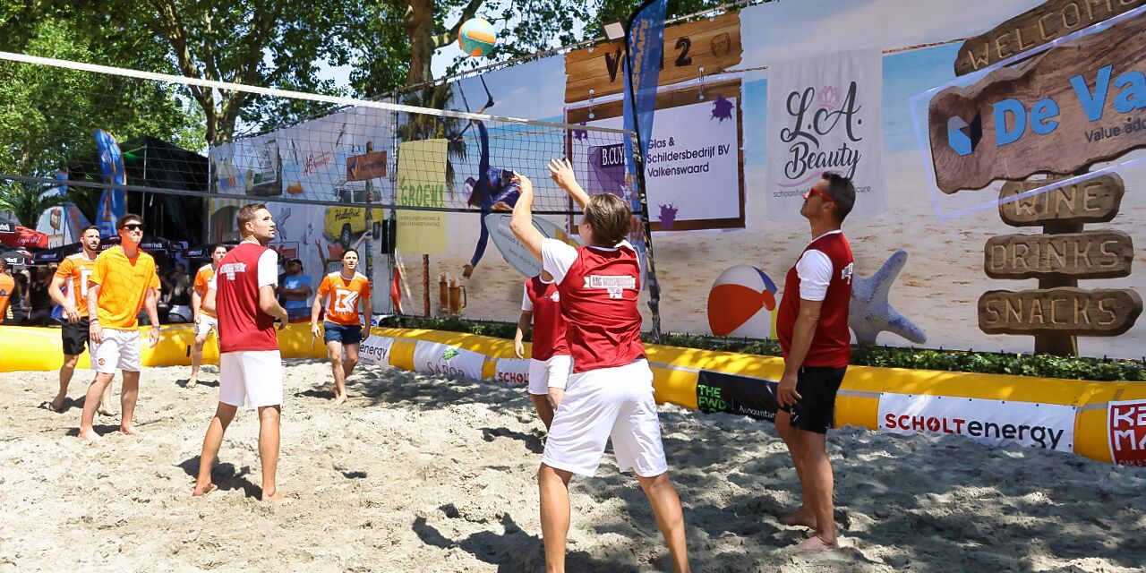 Foto: Teams in het zand tijdens eerste toernooidag Beachvolleybal Valkenswaard