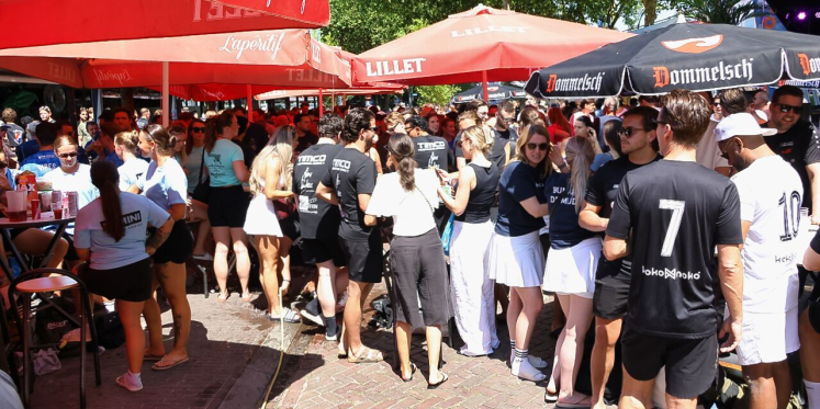Foto: Teams in het zand tijdens eerste toernooidag Beachvolleybal Valkenswaard