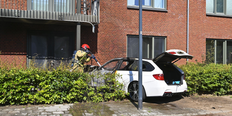 Foto: Verwarde man rijdt met auto tegen flat in Veldhoven, voertuig vliegt in brand