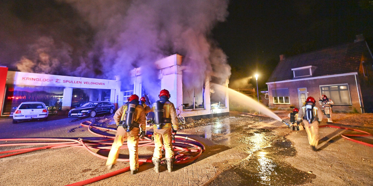 Foto: Zeer grote brand bij kringloopwinkel in Veldhoven