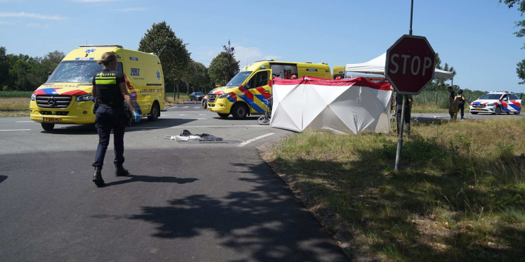 Foto: Ernstig verkeersongeval tussen driewielfiets en vrachtwagen in Budel