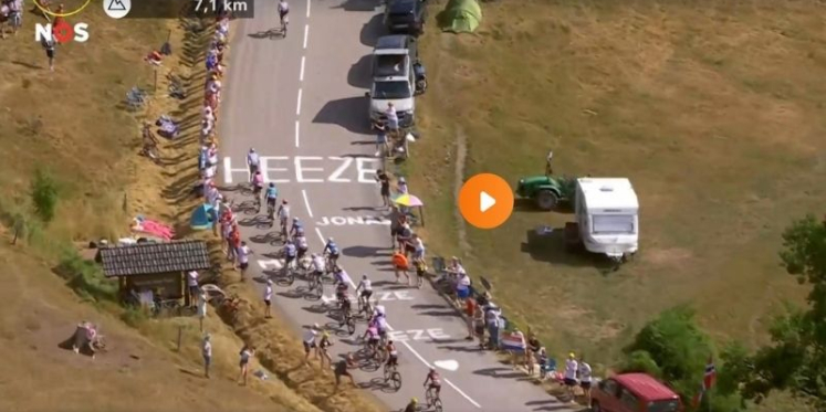 Foto: Naam Heeze duikt op in wegdek tijdens Tour de France