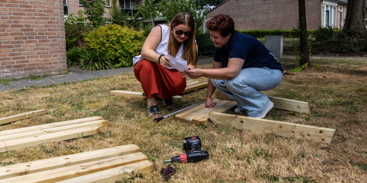Foto: Medewerkers woCom aan de slag met bewonersinitiatieven