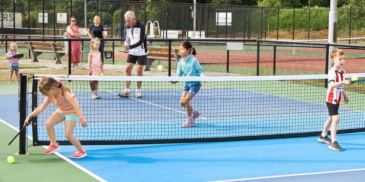 Foto: ASML Zomerspelen vol in gang in Brainportregio: 'Ik vind het leukst wanneer kinderen vriendjes meenemen en samen een nieuwe sport ontdekken'