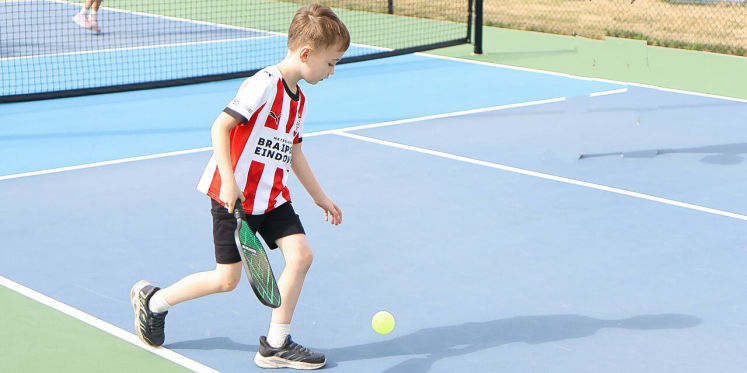 Foto: ASML Zomerspelen vol in gang in Brainportregio: 'Ik vind het leukst wanneer kinderen vriendjes meenemen en samen een nieuwe sport ontdekken'