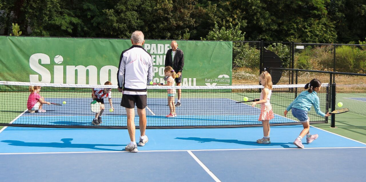 Foto: ASML Zomerspelen vol in gang in Brainportregio: 'Ik vind het leukst wanneer kinderen vriendjes meenemen en samen een nieuwe sport ontdekken'
