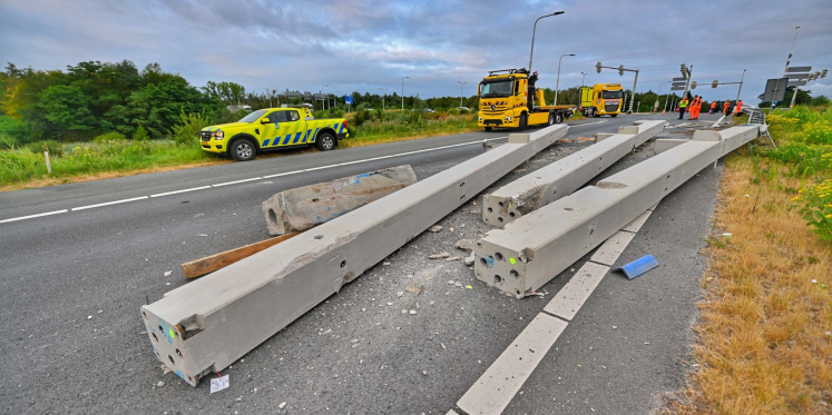Foto: Vrachtwagen verliest betonnen balken op A67