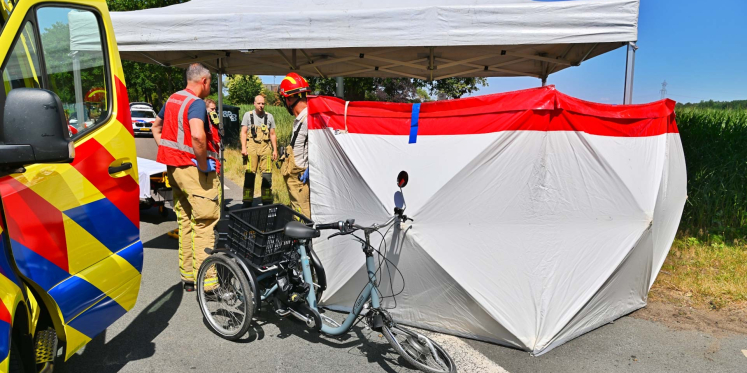 Foto: Slachtoffer van ernstig verkeersongeval tussen driewielfiets en vrachtwagen in Budel is overleden