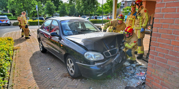 Foto: Auto botst tegen twee auto's, heg en horecapand in Valkenswaard