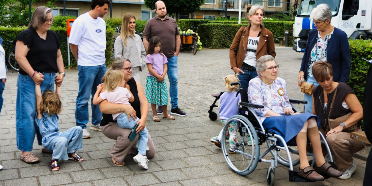 Foto: Bankje voor 100-jarige Mien Achten-Saes uit Budel