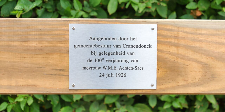 Foto: Bankje voor 100-jarige Mien Achten-Saes uit Budel
