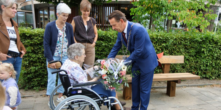 Foto: Bankje voor 100-jarige Mien Achten-Saes uit Budel
