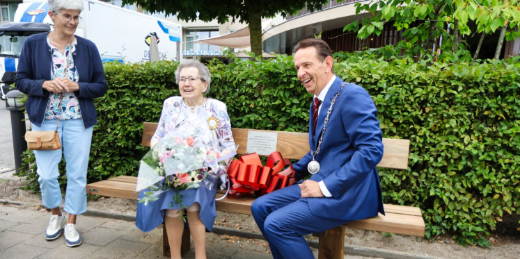 Foto: Bankje voor 100-jarige Mien Achten-Saes uit Budel
