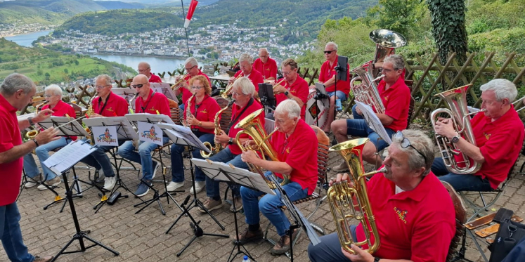 Foto: Muziekfestijn in de brandweerremise: blaasmuziek verbroedert over de grens