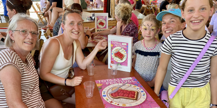 Foto: Totaalfestival Bladel doet naam eer aan, festivalgangers puzzelen erop los tijdens tropisch warme woensdagmiddag
