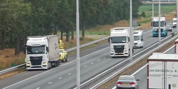 Foto: Vertraging op A58 bij Oirschot door vrachtwagen met pech