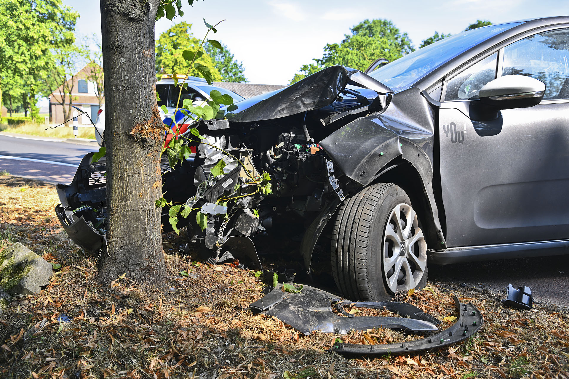Foto: Automobiliste gewond bij eenzijdig ongeval in Hapert