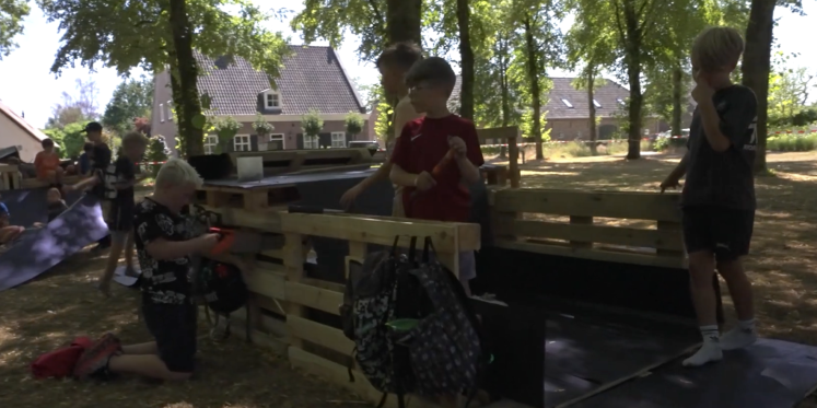 Foto: Bouwen, spelen en plezier maken tijdens de huttenweek van Kindervakantiewerk Veldhoven