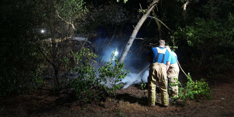 Foto: Brandweer dooft natuurbrand aan Randweg-Oost in Budel