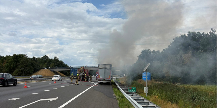 Foto: Brandende vrachtwagen op A2, weg afgesloten tussen Nederweert en Weert-Noord
